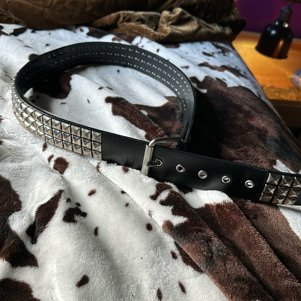 Pyramid studded belt